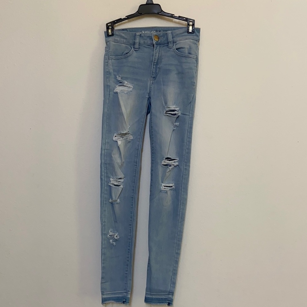 AMERICAN EAGLE SIZE 0 RIPPED JEANS